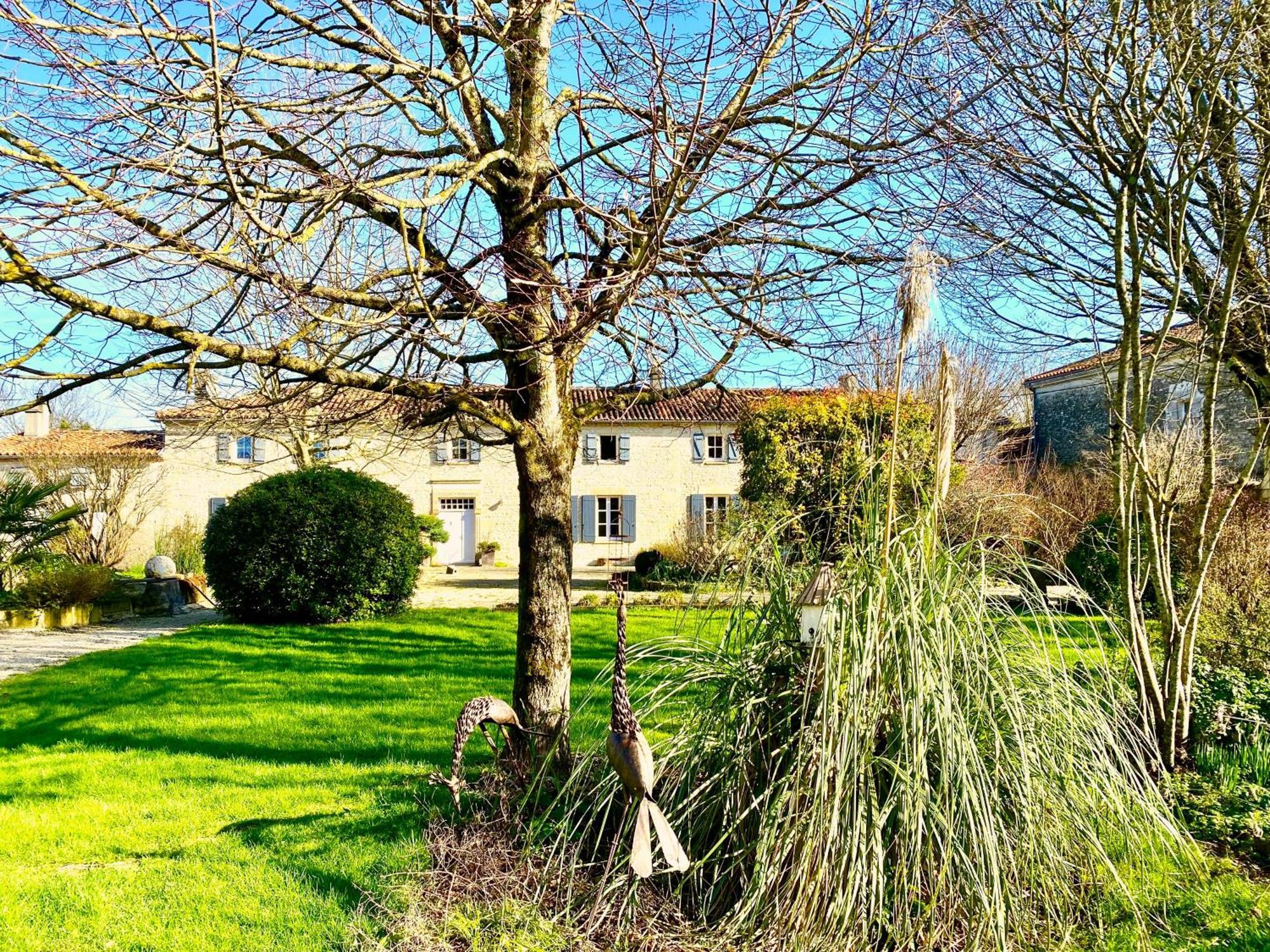 Aux Agapanthes, Chambres D'Hotes Charentaises De Charme Avec Piscine Aumagne Exterior photo