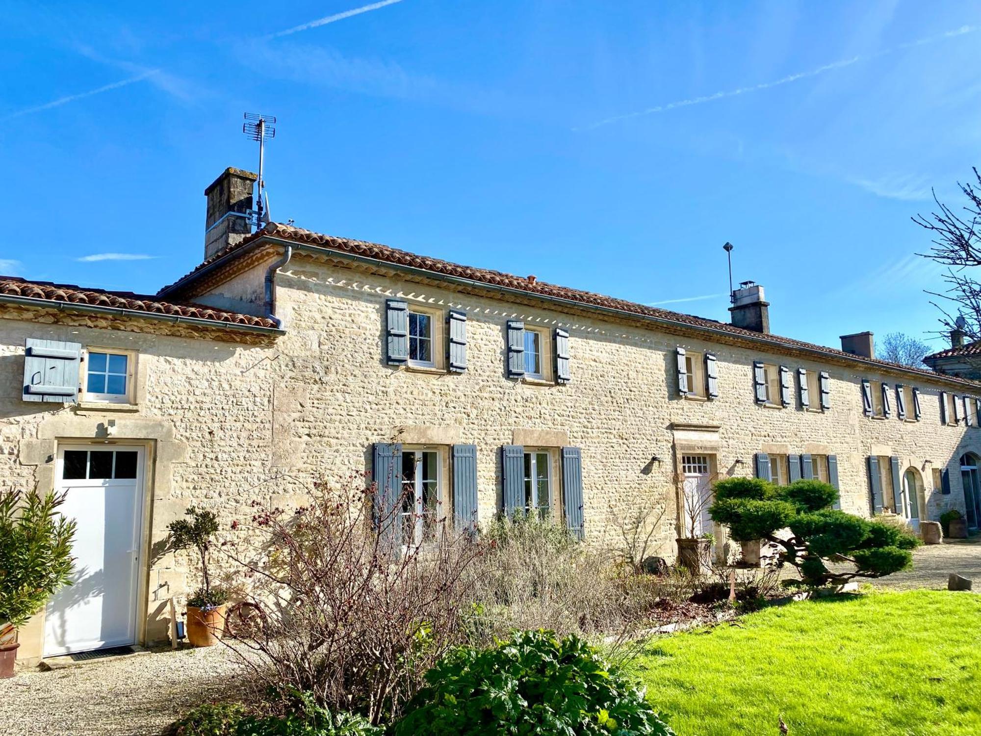 Aux Agapanthes, Chambres D'Hotes Charentaises De Charme Avec Piscine Aumagne Exterior photo