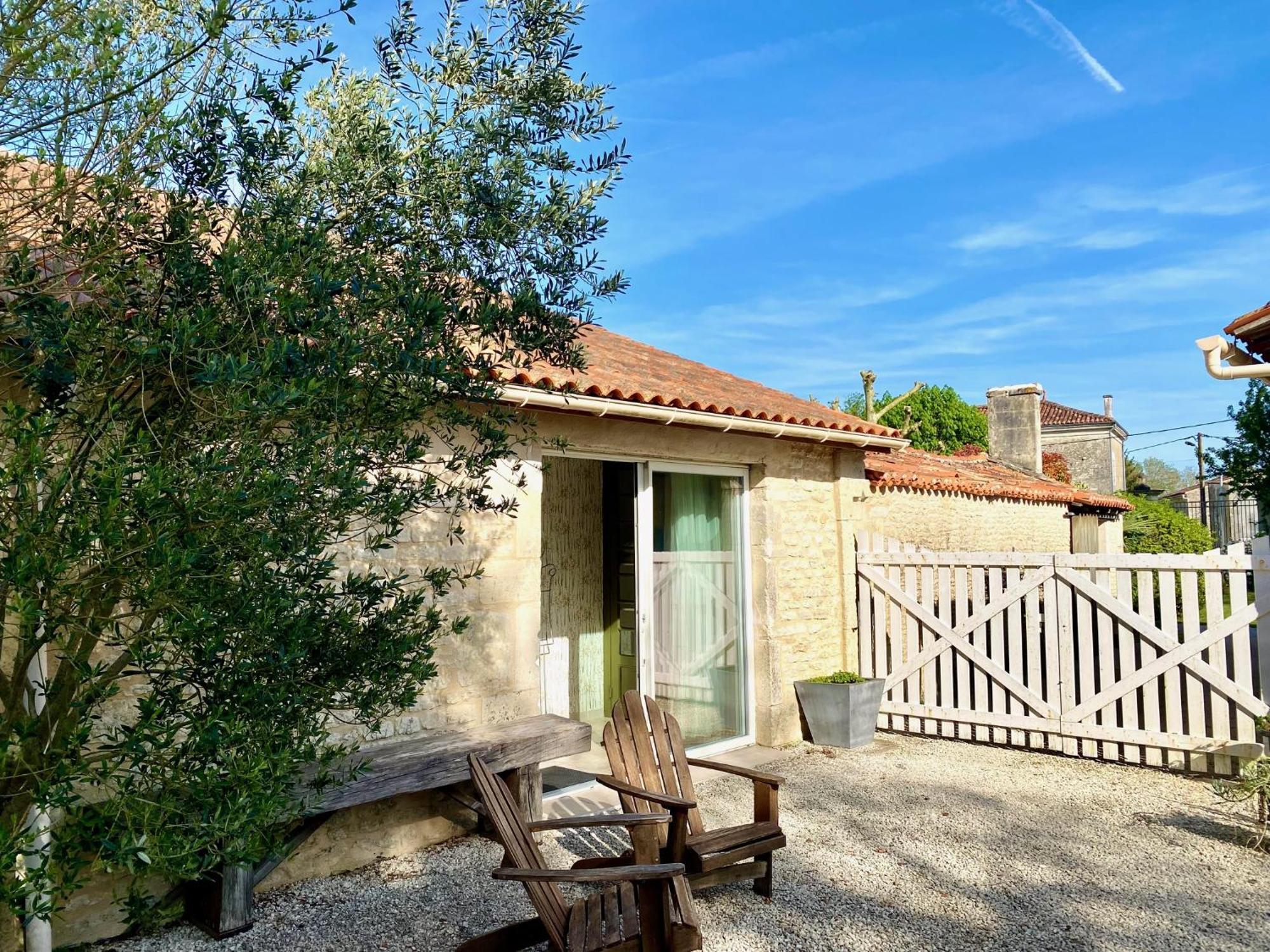 Aux Agapanthes, Chambres D'Hotes Charentaises De Charme Avec Piscine Aumagne Exterior photo